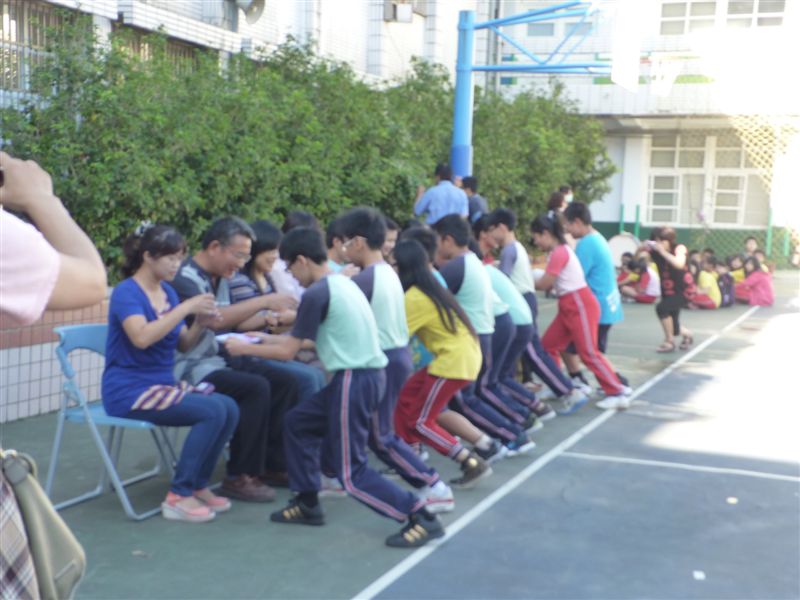 除了體恤教師平時教學勞累......