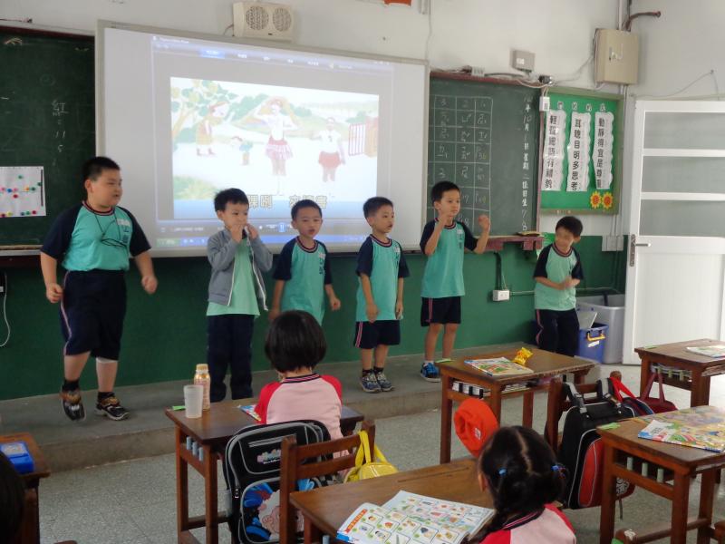 可愛又勇敢的小天使上台來表演