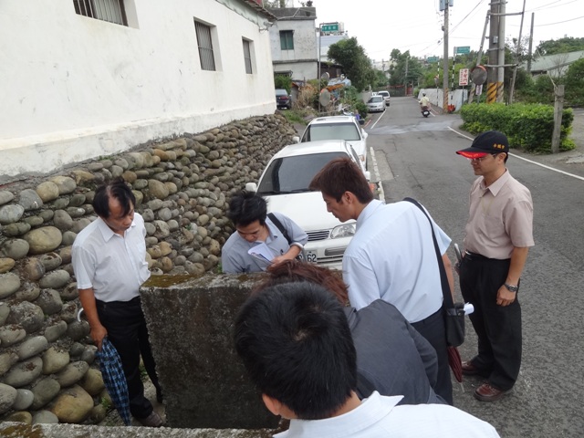 會勘東豐路100巷路邊水力設施造成安全動線受影響的實況