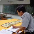 訪視委員召集人陳教授指導校外教學租用車輛輪胎的檢驗方法