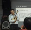 主任介紹烏克麗麗的正確拿法.....
