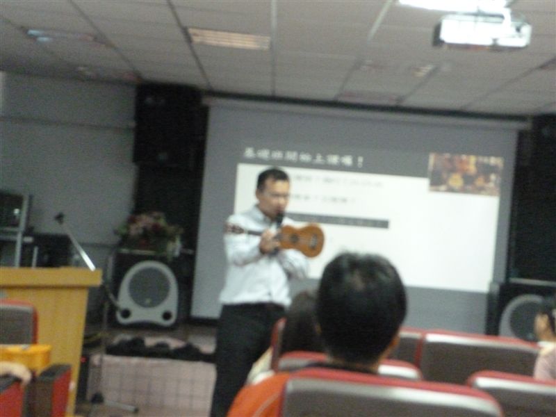 楊主任向大家示範正確的拿手.....