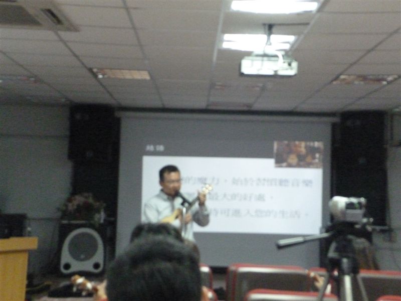 有空就可以彈一彈呦.....是一種可以在夜晚中自彈自唱又不吵人的樂器呢!