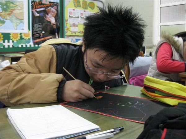 刮掉黑色就會出現彩色