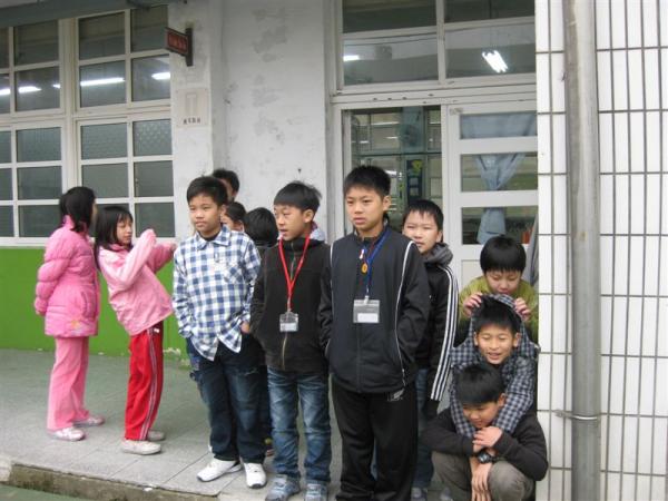 看比賽不需要疊羅漢吧