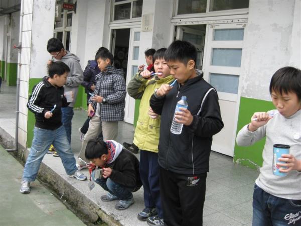 在水溝旁位子比較大