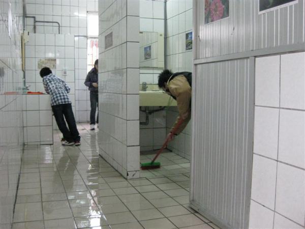 地板的水要刷掉