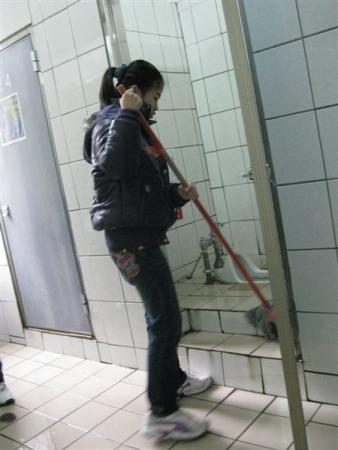 再把地板拖乾