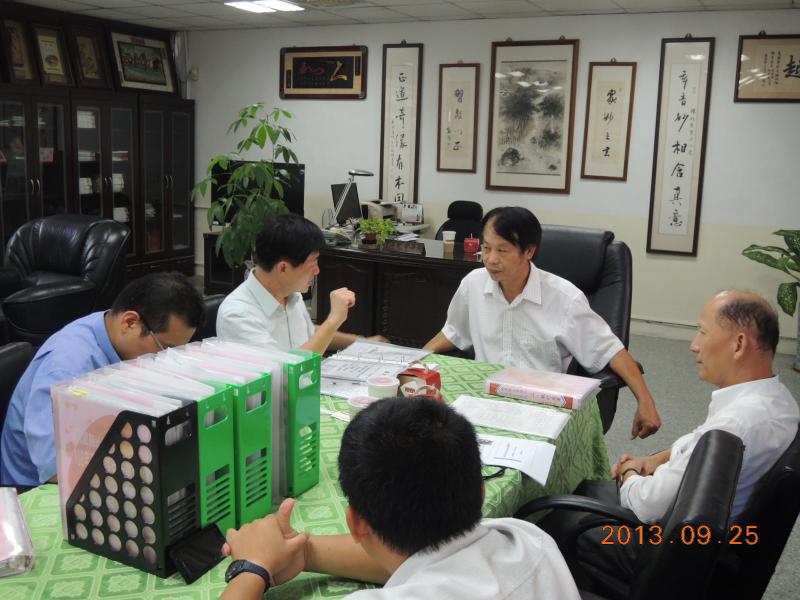 校長仔細聆聽委員的建議，以做為未來改進的方向