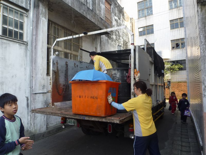 好好愛惜我們的環境....可以回收的資源物品請大家一起動手做環保.....