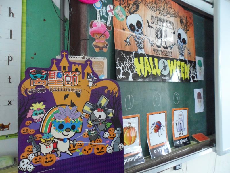 就在今天(10/23)~"五忠"的小朋友要提前歡度"Halloween"囉~