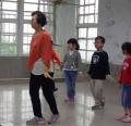拿著道具跳舞很新奇