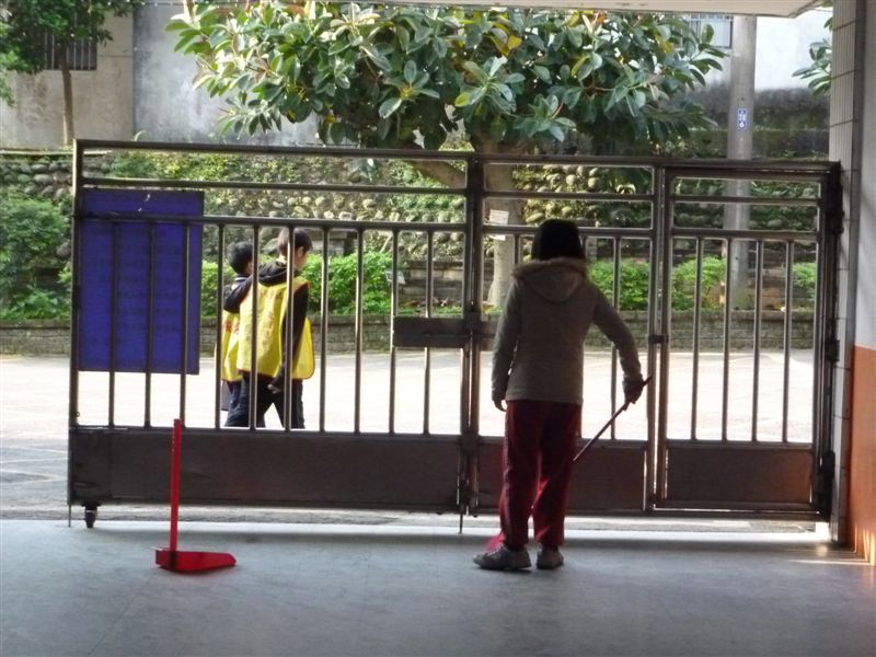 前校門認真打掃的小朋友
