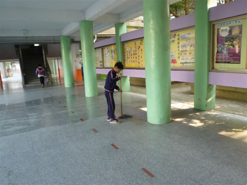 文化早廊上認真打掃的小朋友