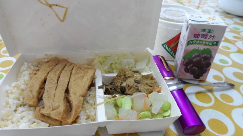 我的素食便當和飲料~