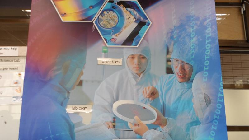 We're "scientists" today ,and we're going to wear "lab coats"^^