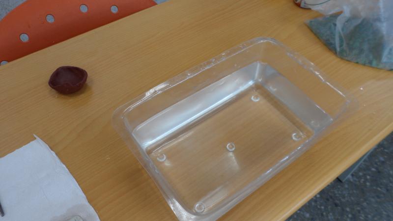 接著要學生運用"黏土"做成小船~使其"浮"起來...