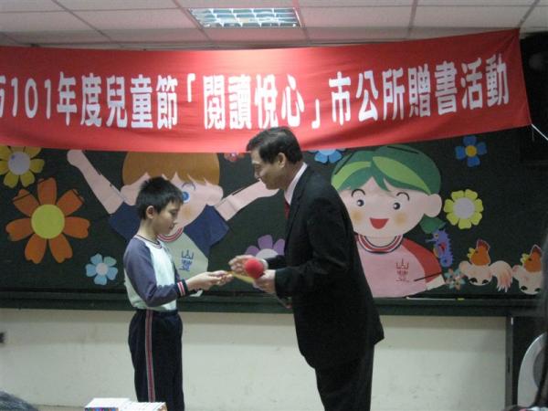 學生代表致贈小卡片
