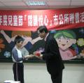 學生代表致贈小卡片