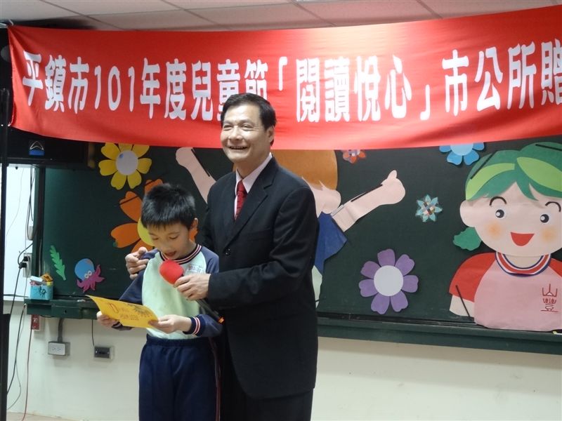 本校五年仁班陳俊傑代表..致贈..感謝卡..給陳市長