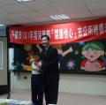 陳市長--親切的..幫忙..拿麥克風（非常親民哦！！）