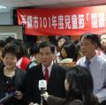陳市長..向媒體..說明「閱讀*悅心」贈書活動..的意義
