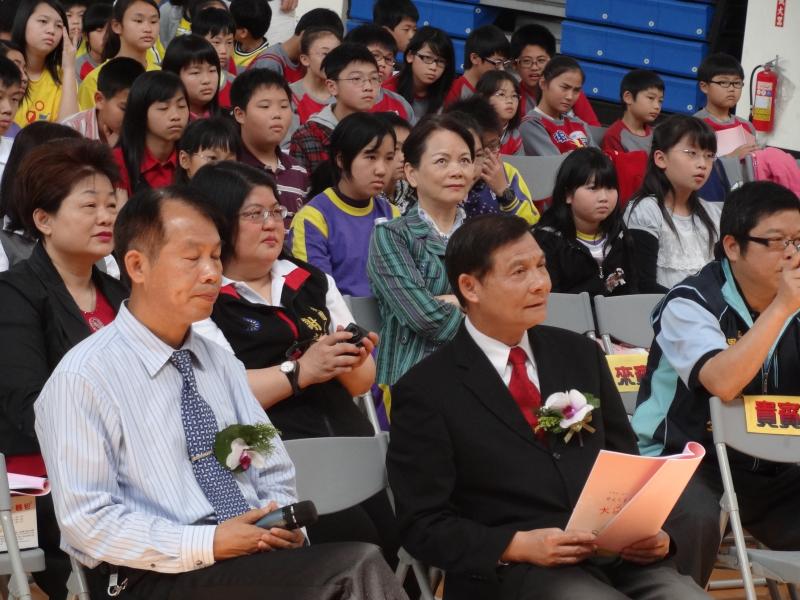 真是..座無虛席..冠蓋雲集…