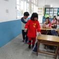 發揮同學愛..小小攙扶..