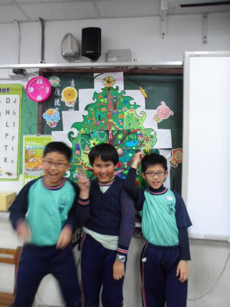 小朋友和四忠的Xmas tree合照~好開心呀!