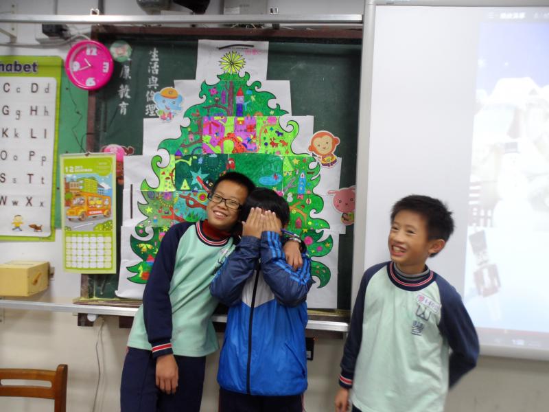 小朋友和四愛的Xmas tree合照~Cool!