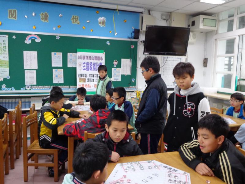 請去年縣賽的學校代表擔任評審