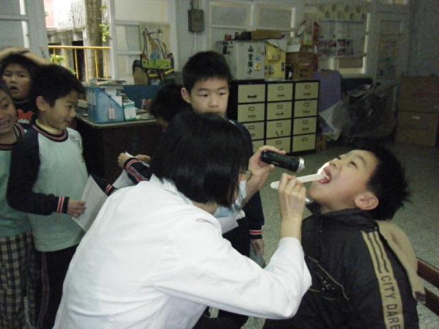 嘴巴打開--檢查看看有沒有蛀牙