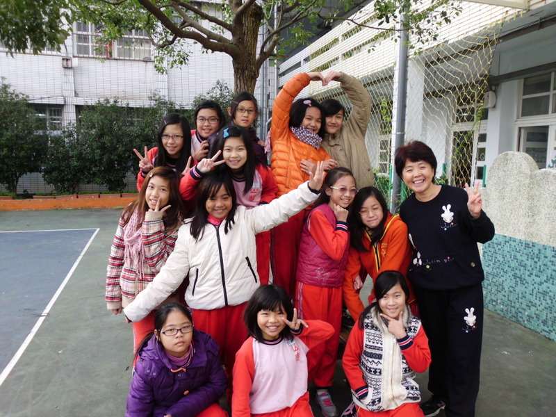 教室前樹下留影IMG_0964.JPG