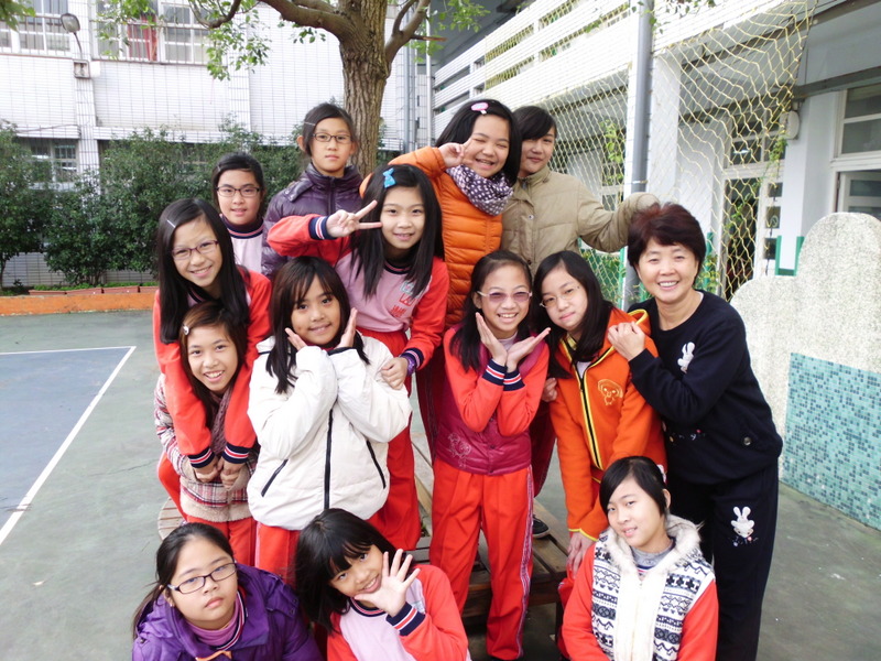 教室前樹下留影IMG_0968.JPG