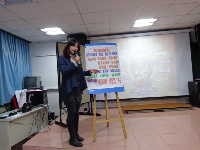 衛生老師解說抗菸拒檳的相關內容