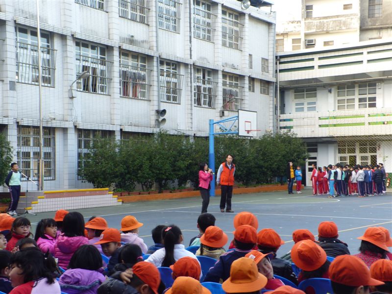 家長會長和大家一起說說話....和大家一起參加廁所揭牌典禮