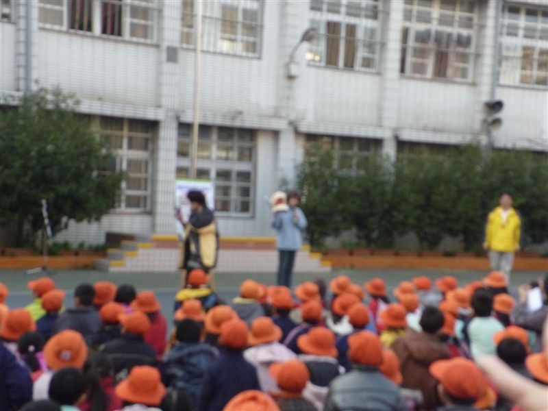 接著請護士阿姨示範牙線正確使用方式及正確潔牙方式