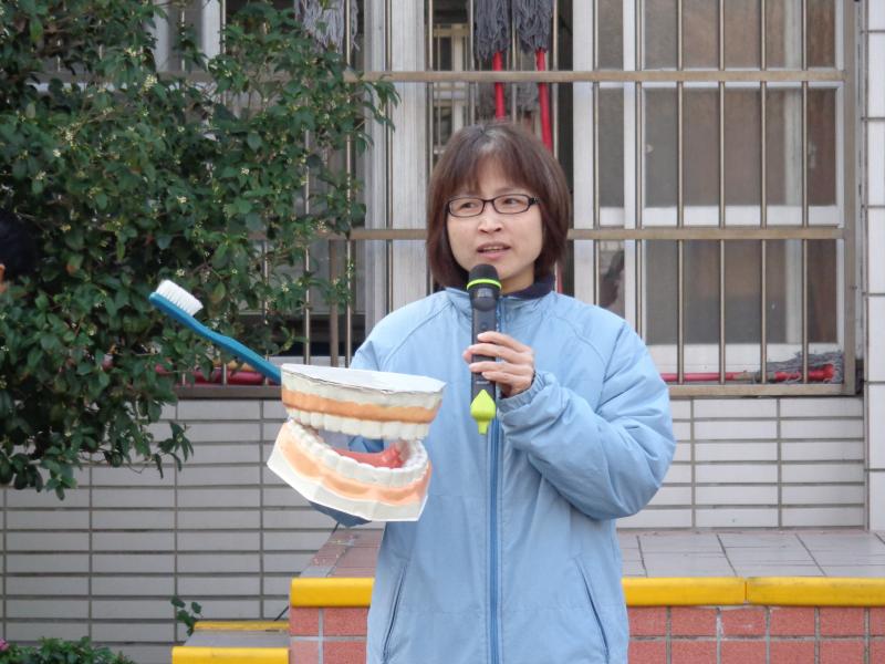 校護示範正確刷牙方式