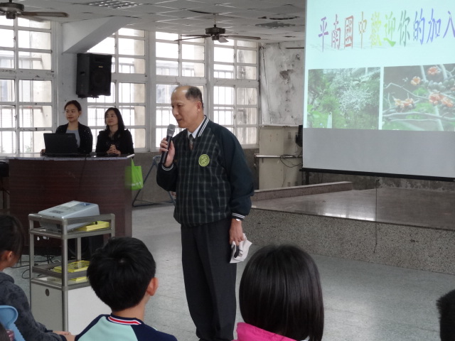 『平南國中』校長與學生親切的談話