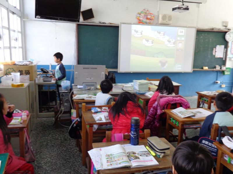 全班為上台同學加油打氣