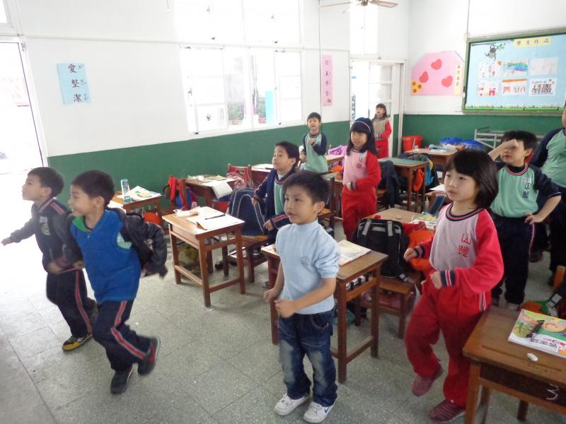 唱唱跳跳開心學客語