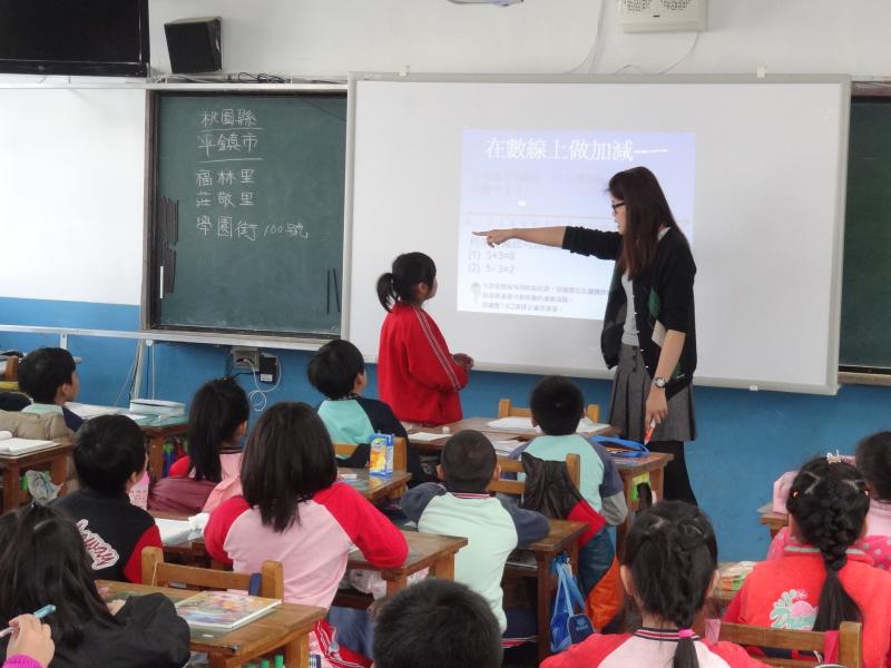 老師上課活潑生動，與學生進行互動