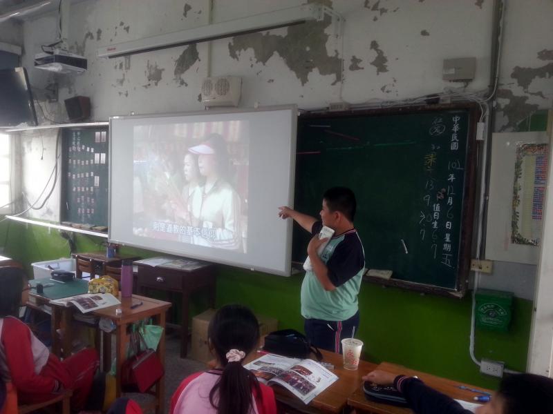 學生實地說明電子書影片內容