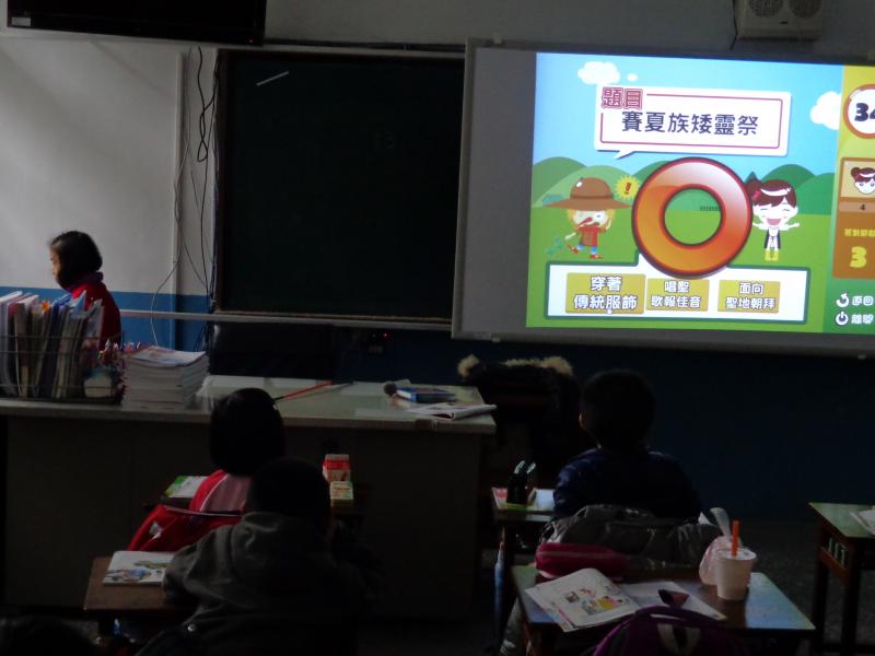 學童進行闖關活動