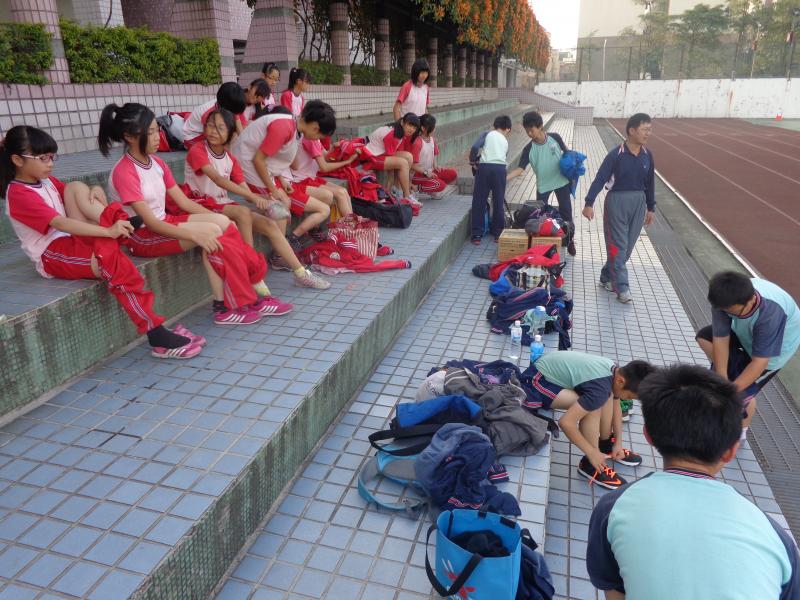 大家放下東西準備熱身