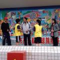校長頒獎給第三名的義興國小(男.女生)