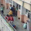 第二棟一樓認真打掃的小朋友