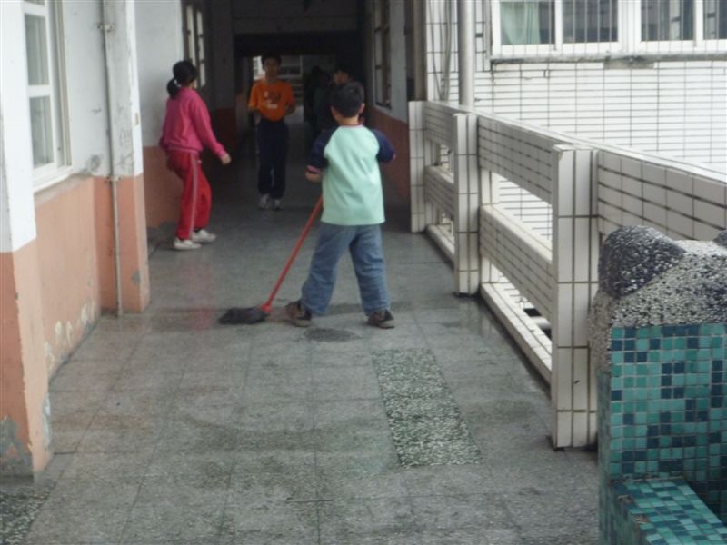 第四棟二樓認真打掃的小朋友