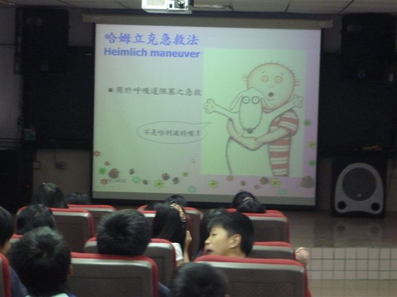 就像圖片中的姿勢就是標準的哈姆立克急救法
