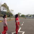 進攻方同學站上壘包準備踢球